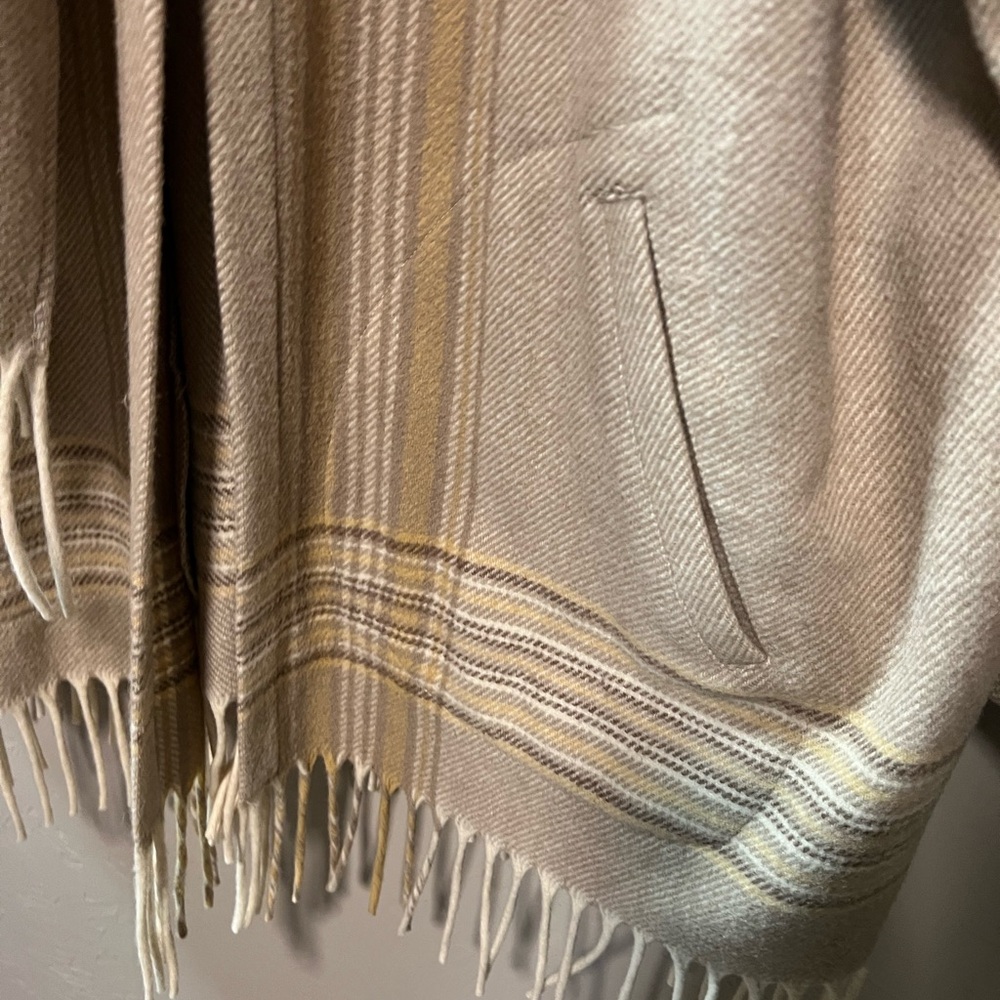 Pendleton Beige and Tan Fringed Women's Cape - Picture 5 of 13